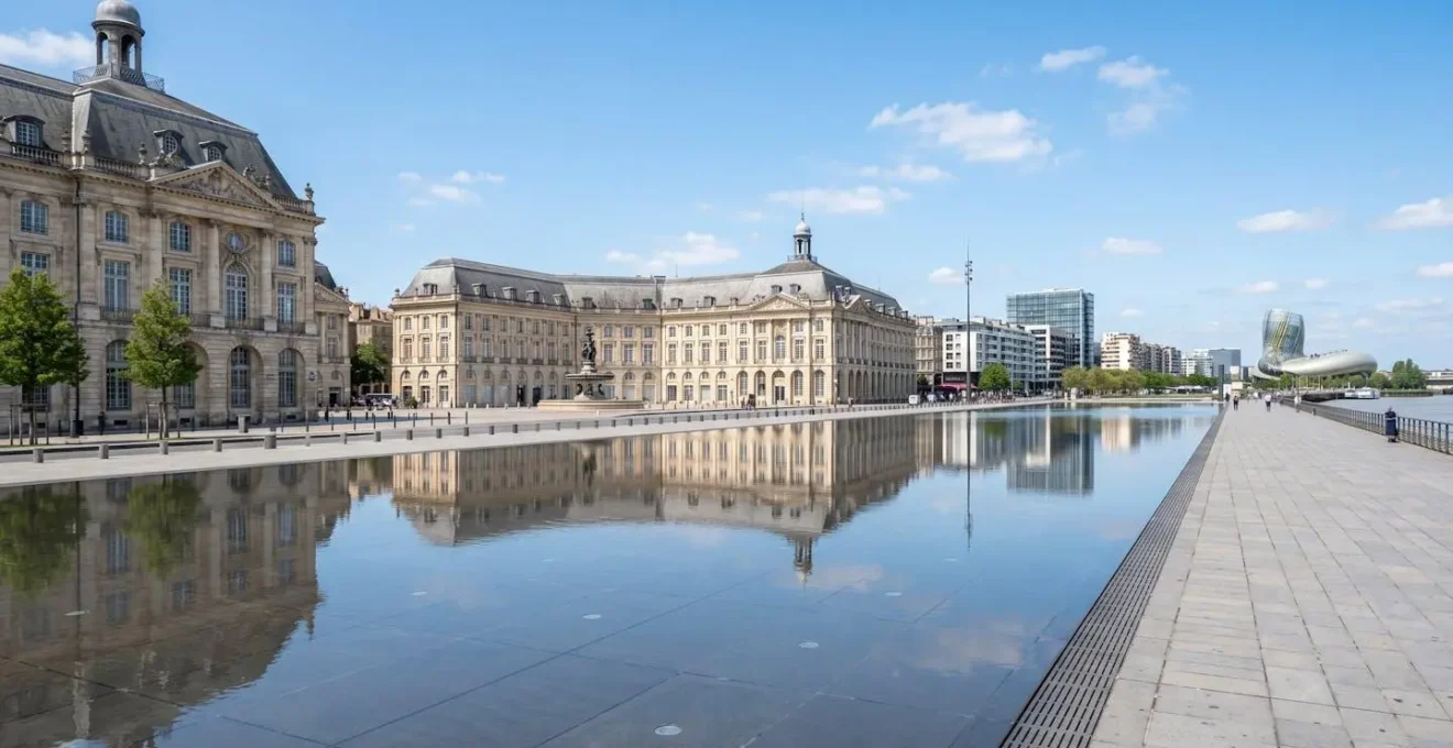 Vue en angle large de la Place de la Bourse à Bordeaux avec ses quais rénovés sous une lumière naturelle de jour