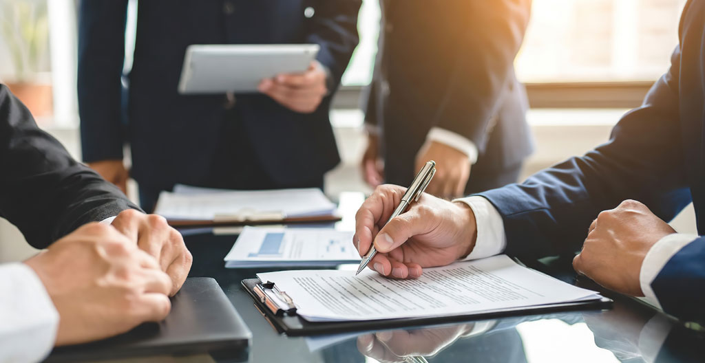 Carte professionnelle T et documents officiels d'agrément disposés sur un bureau professionnel