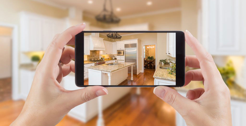 Gestionnaire immobilier effectuant un état des lieux détaillé avec une tablette numérique dans un appartement